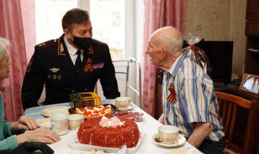Фото Михаил Скоков поздравил южноуральских ветеранов с Днем Победы