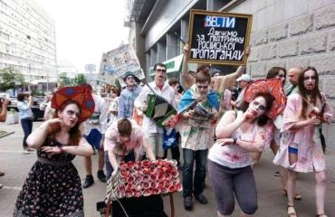 Фото Киев продолжает удивлять: то гей-парад, то марш антироссийских зомби