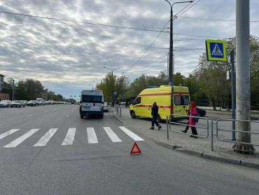 Фото В Челябинске на улице Доватора водитель маршрутки сбил девушку