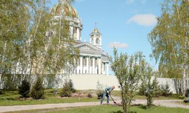 Фото В Челябинске в сквере собора Рождества Христова продолжается высадка деревьев